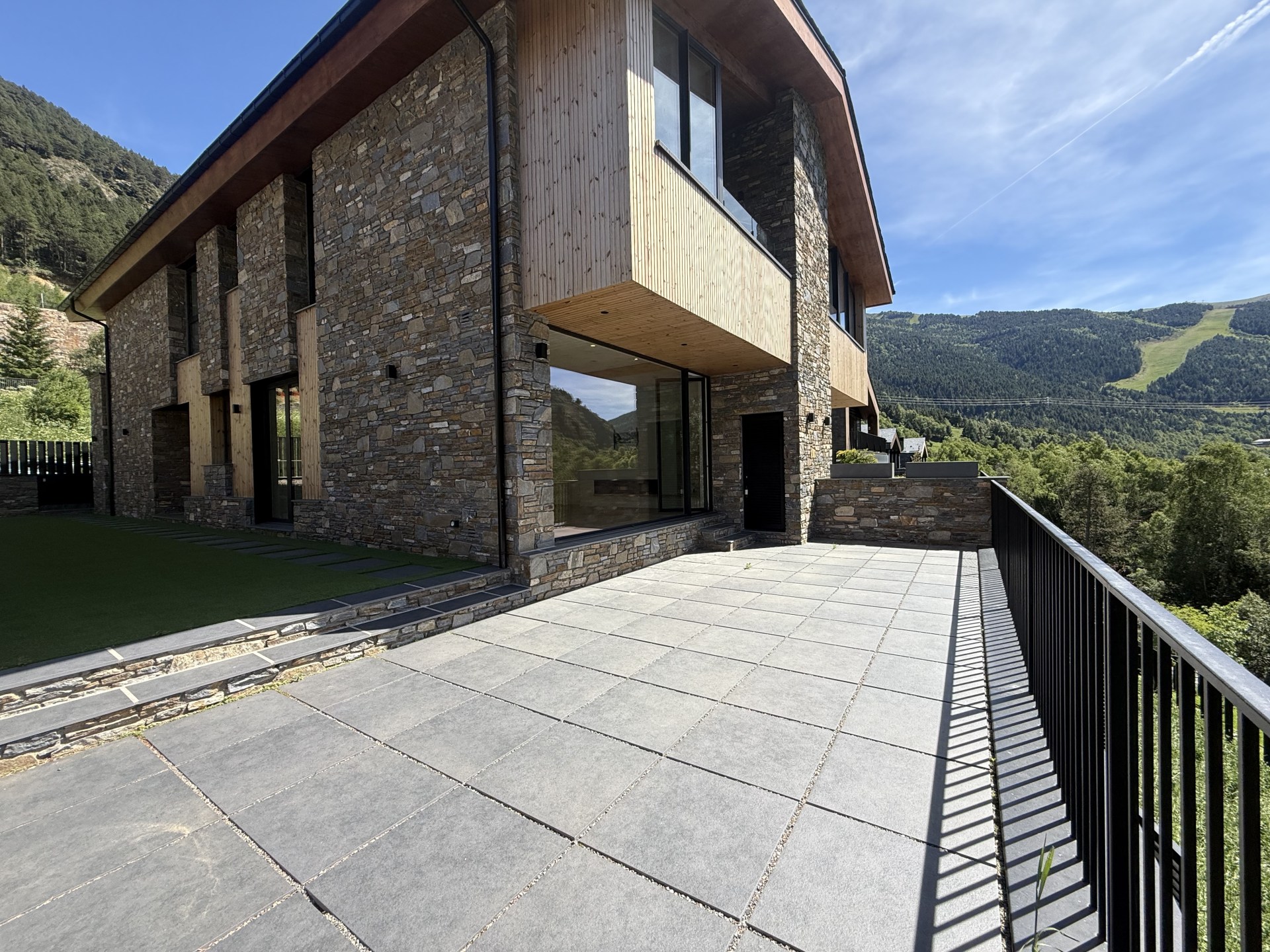 Chalet en venta en Incles, 3 habitaciones, 471 metros — foto 1 de 33